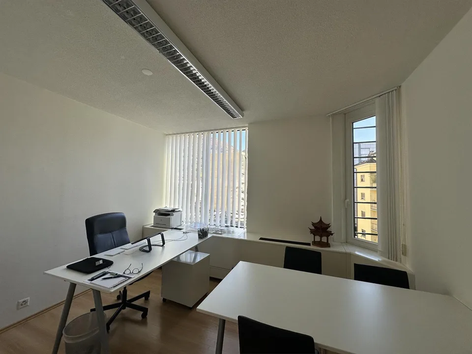 AFFITTASI LUMINOSO E PANORAMICO UFFICIO ZONA SEMI CENTRO
