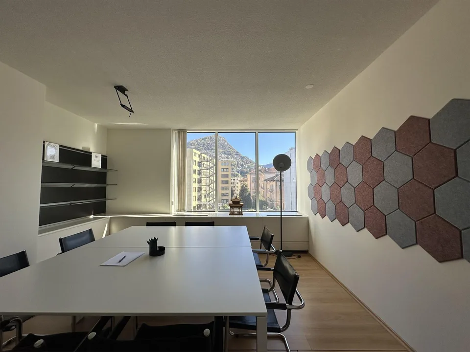 AFFITTASI LUMINOSO E PANORAMICO UFFICIO ZONA SEMI CENTRO