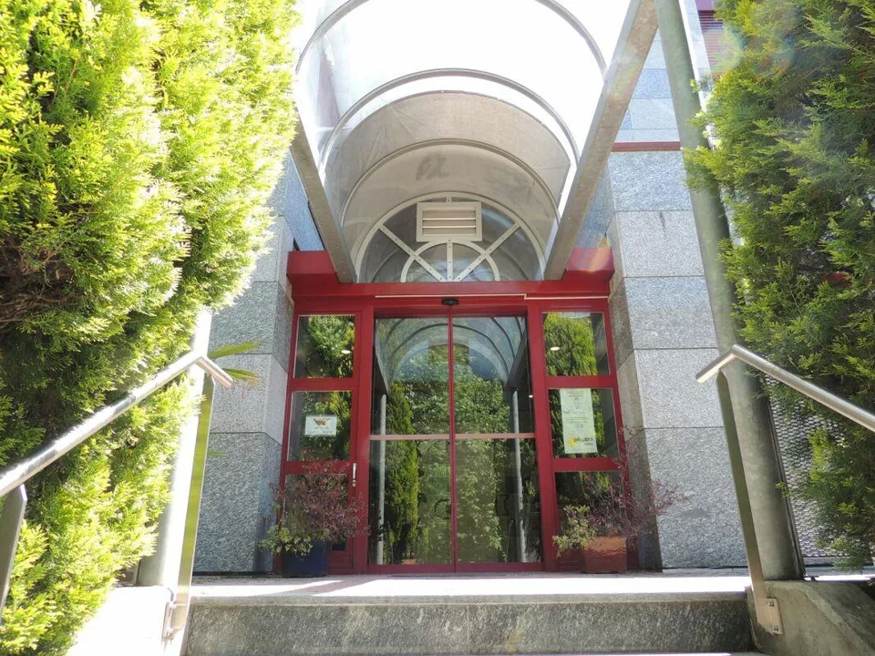 SPAZIO COMMERCIALE CON AMPIE VETRATE (ricerca subentrante)