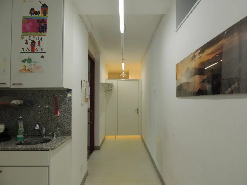 SPAZIO COMMERCIALE CON AMPIE VETRATE (ricerca subentrante) – photo 11 of 22
