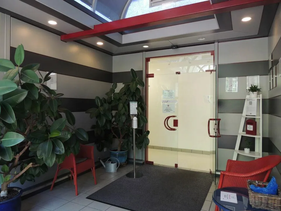 SPAZIO COMMERCIALE CON AMPIE VETRATE (ricerca subentrante)