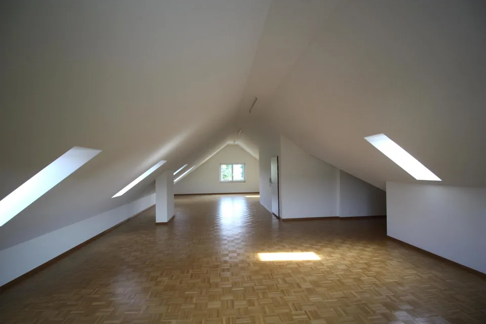 Grosser Atelierraum im Dachgeschoss mit Toilette