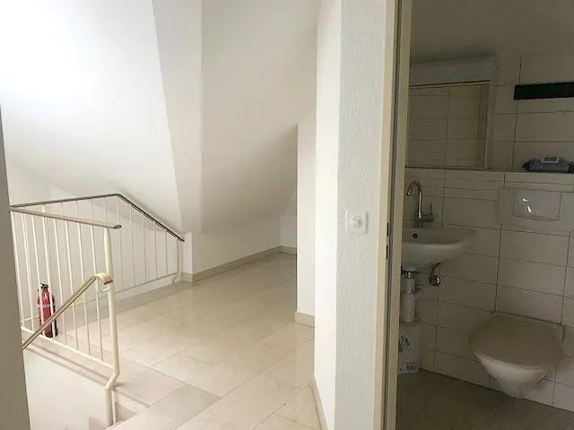 Grosser Atelierraum im Dachgeschoss mit Toilette