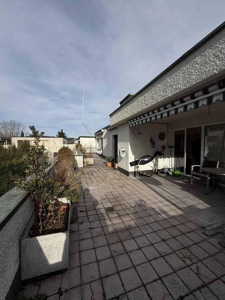 Grosszügige Wohnung im Osten der Stadt - FRISCH SANIERT