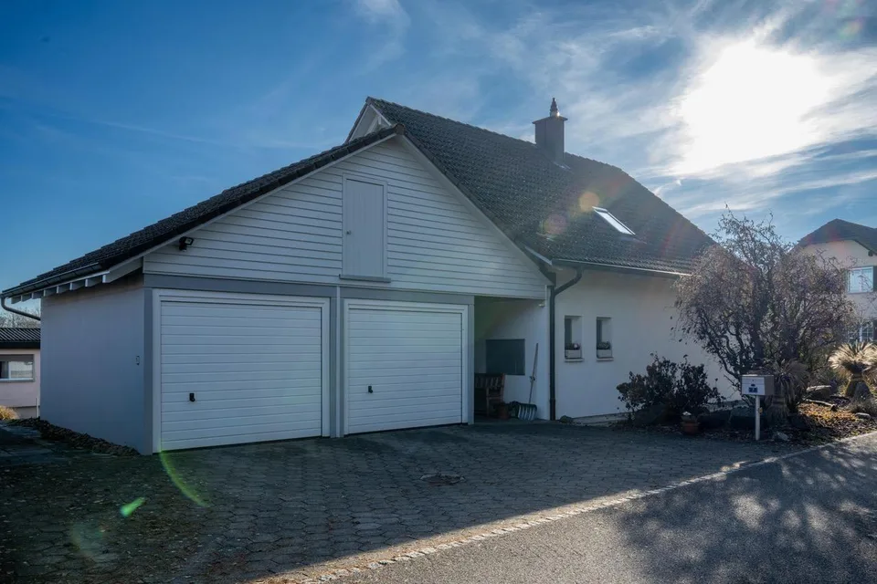 Freistehendes Einfamilienhaus, sehr gepflegt und modern mit 2 Garagen