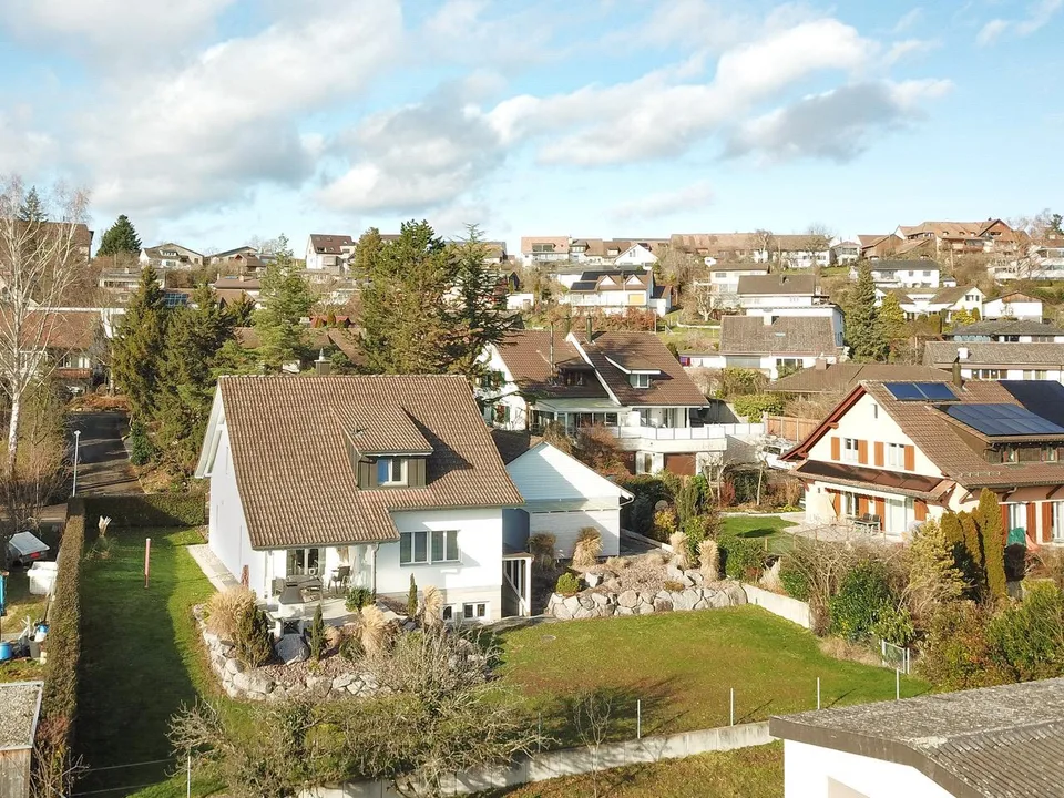 Freistehendes Einfamilienhaus, sehr gepflegt und modern mit 2 Garagen