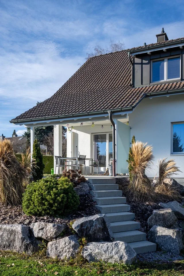 Freistehendes Einfamilienhaus, sehr gepflegt und modern mit 2 Garagen