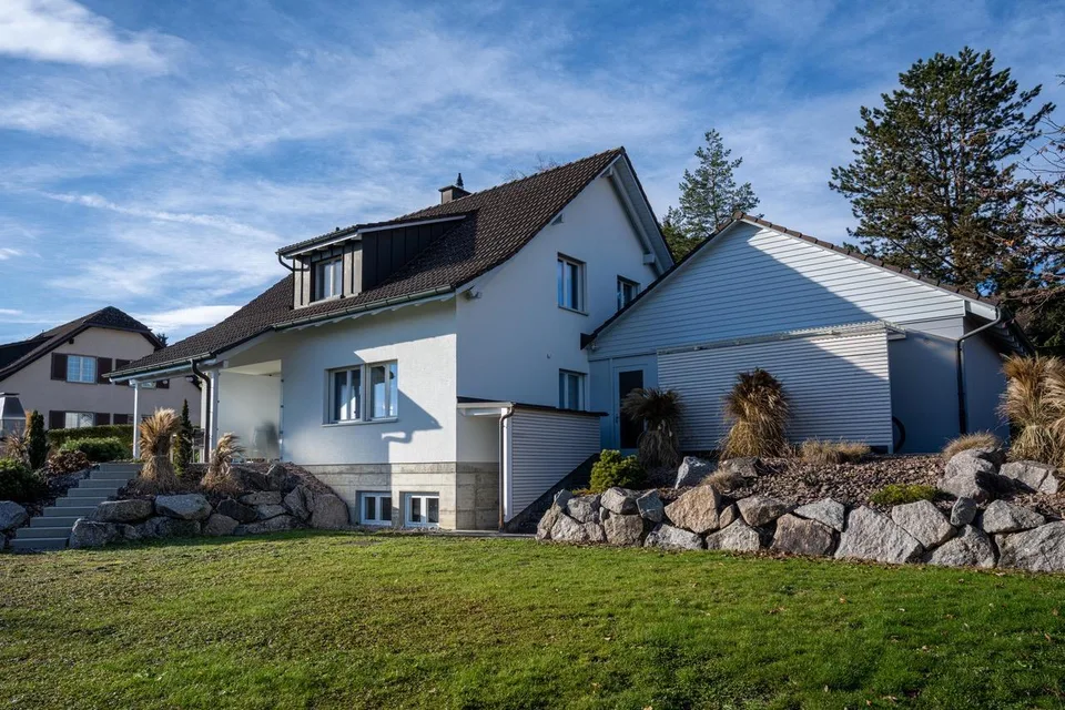 Freistehendes Einfamilienhaus, sehr gepflegt und modern mit 2 Garagen