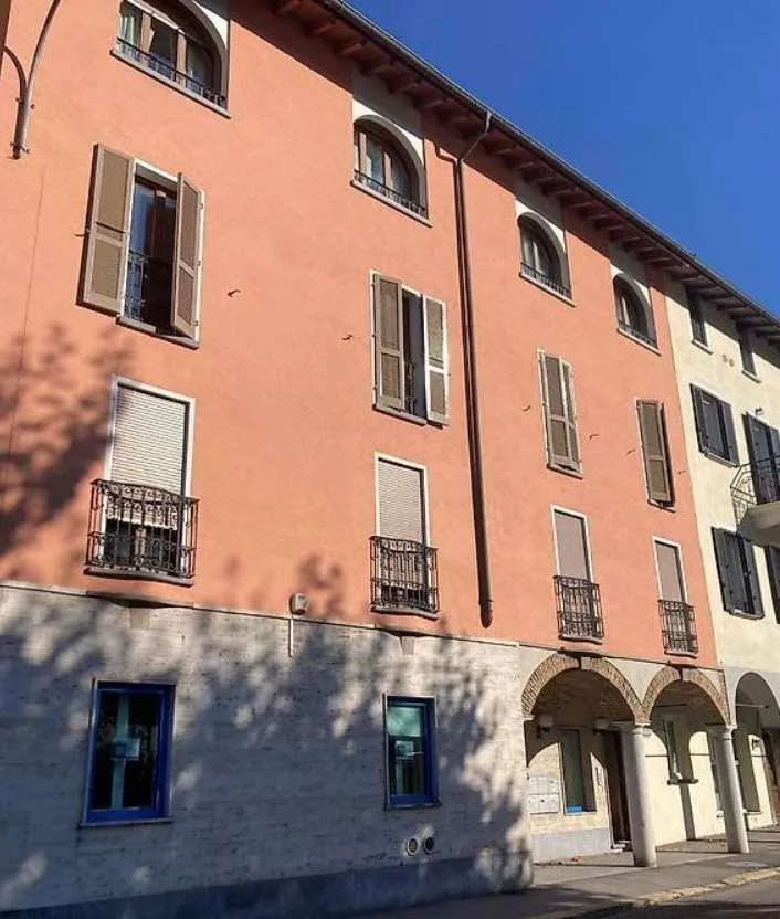 CAPOLAGO: LOCALE COMMERCIALE