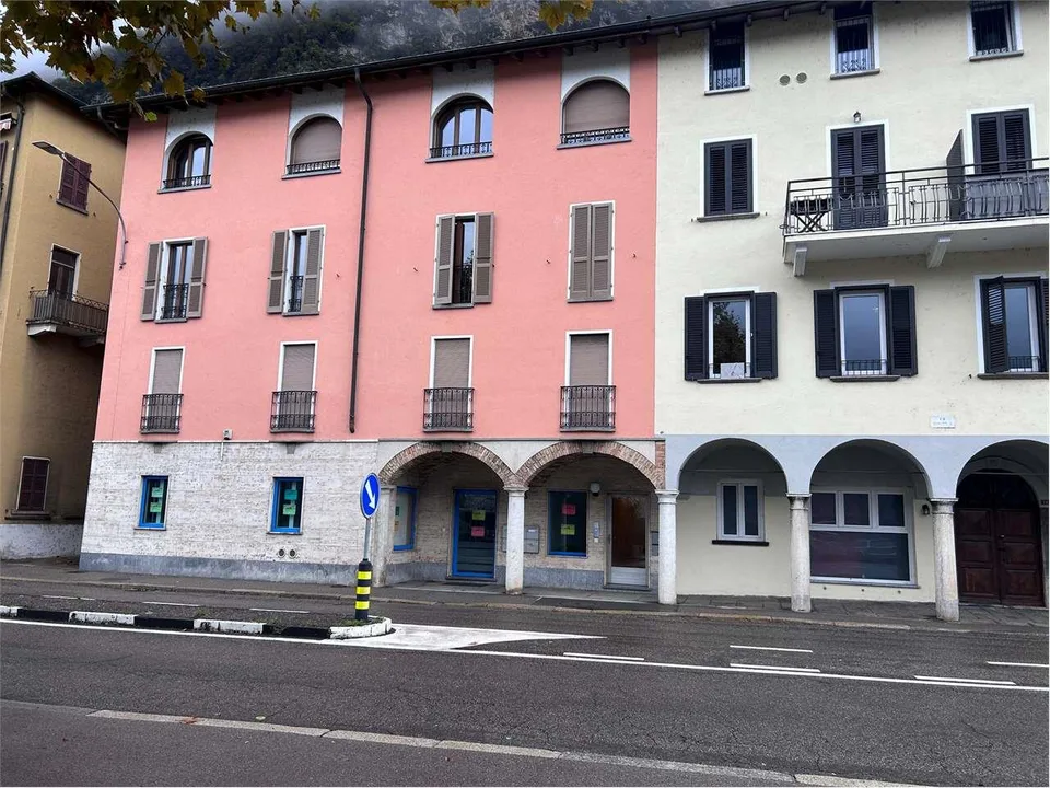 CAPOLAGO: LOCALE COMMERCIALE