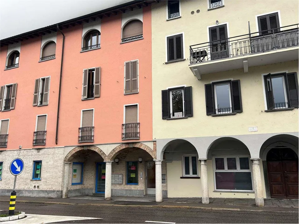 CAPOLAGO: LOCALE COMMERCIALE
