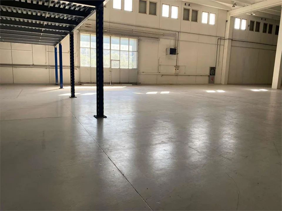 Bioggio, capannone con magazzini e uffici