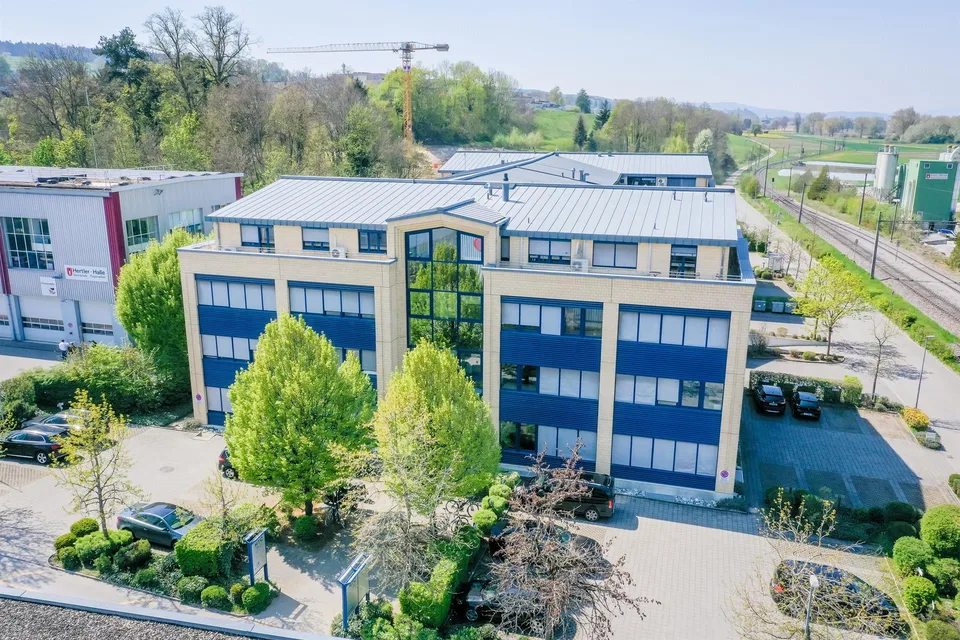 Möblierter Arbeitsplatz im High-Tech-Center