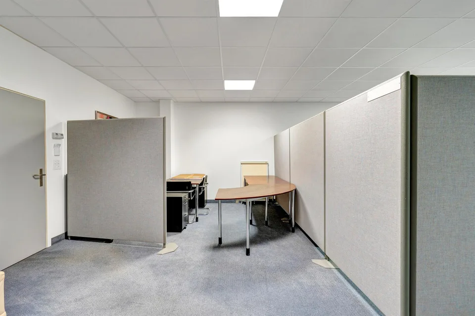 Möblierter Arbeitsplatz im High-Tech-Center