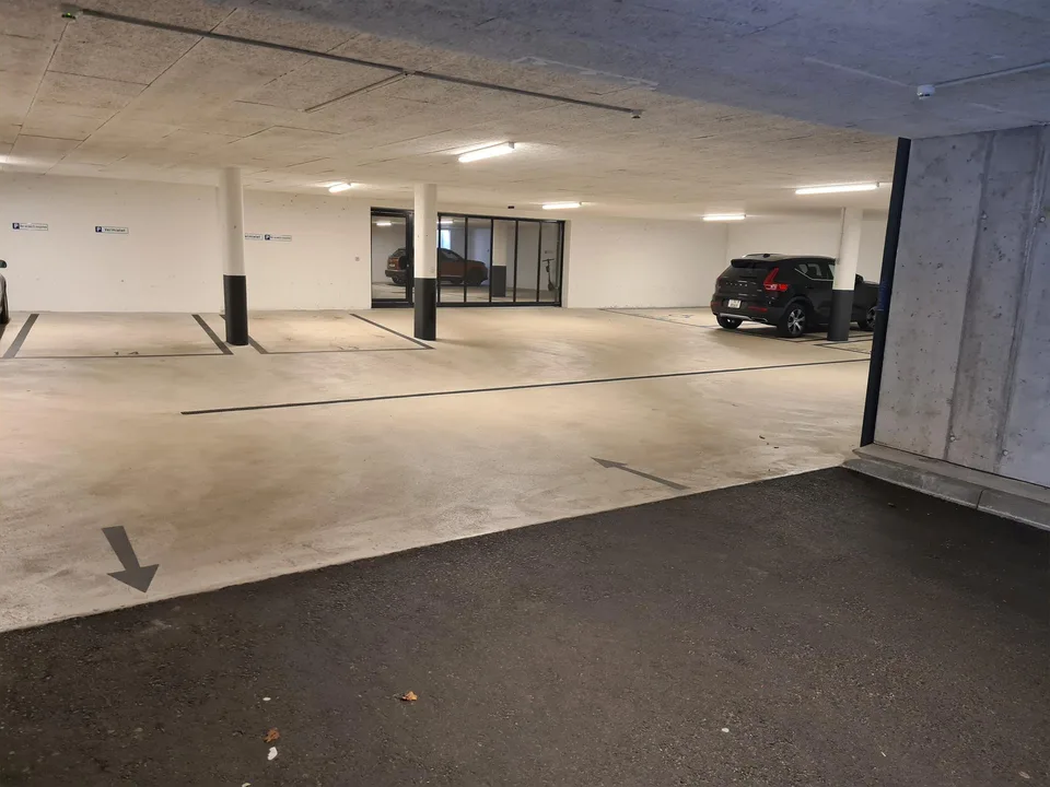 Grosse Einzel - + Doppel-Parkplätze  in geschützter Tiefgarage