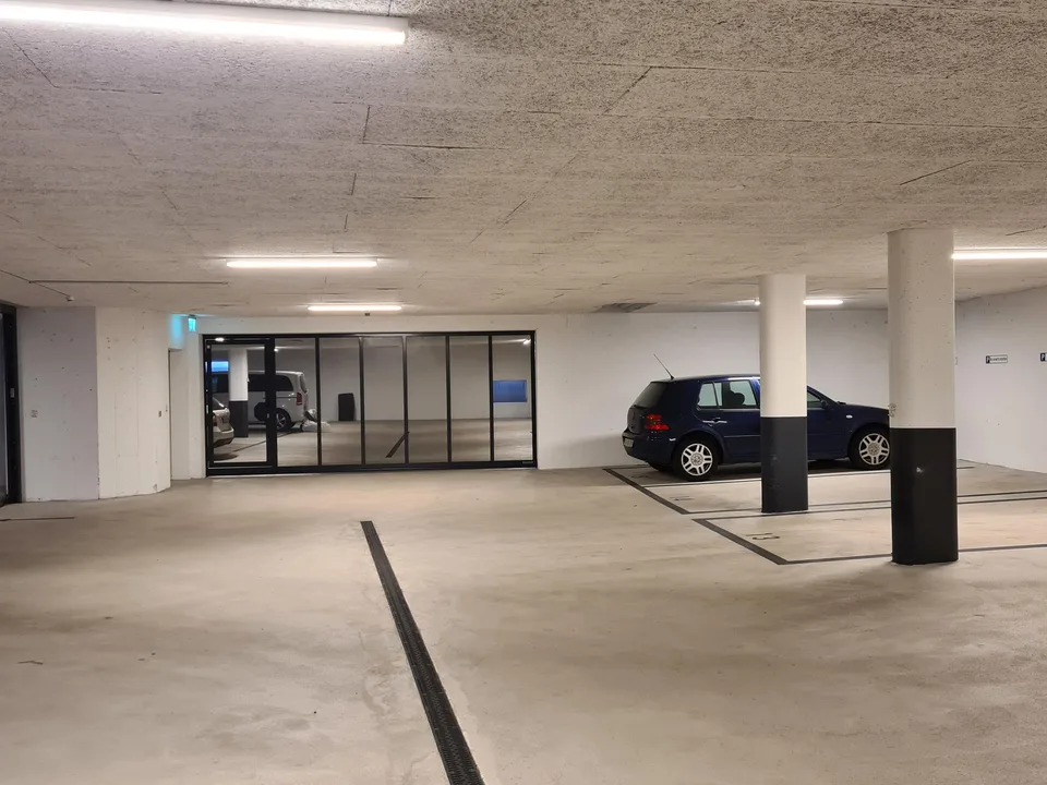 Grosse Einzel - + Doppel-Parkplätze  in geschützter Tiefgarage