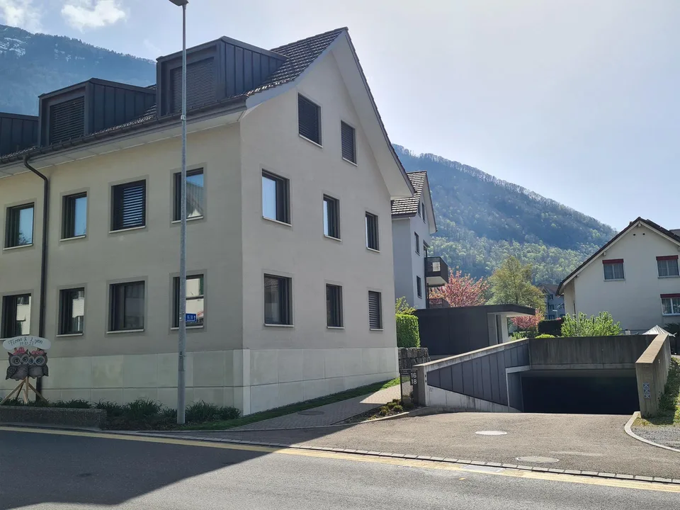Grosse Einzel - + Doppel-Parkplätze  in geschützter Tiefgarage