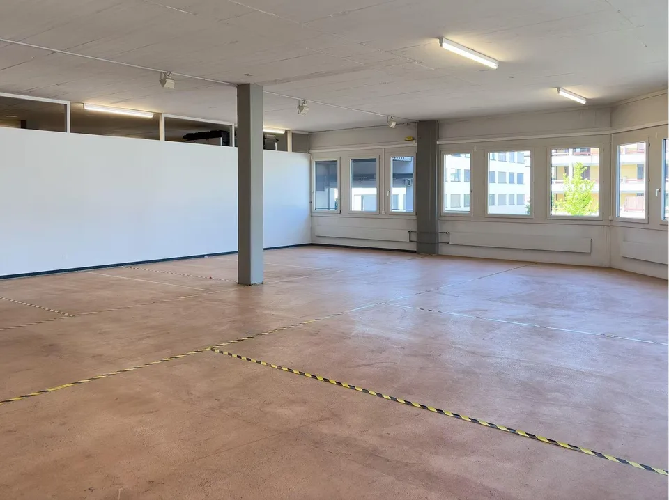 "812 m2 Gewerbe-/Bürofläche mit Warenlift und Rampen"