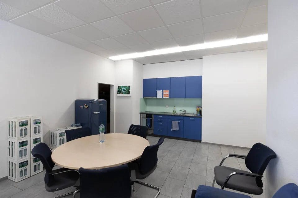 "812 m2 Gewerbe-/Bürofläche mit Warenlift und Rampen"