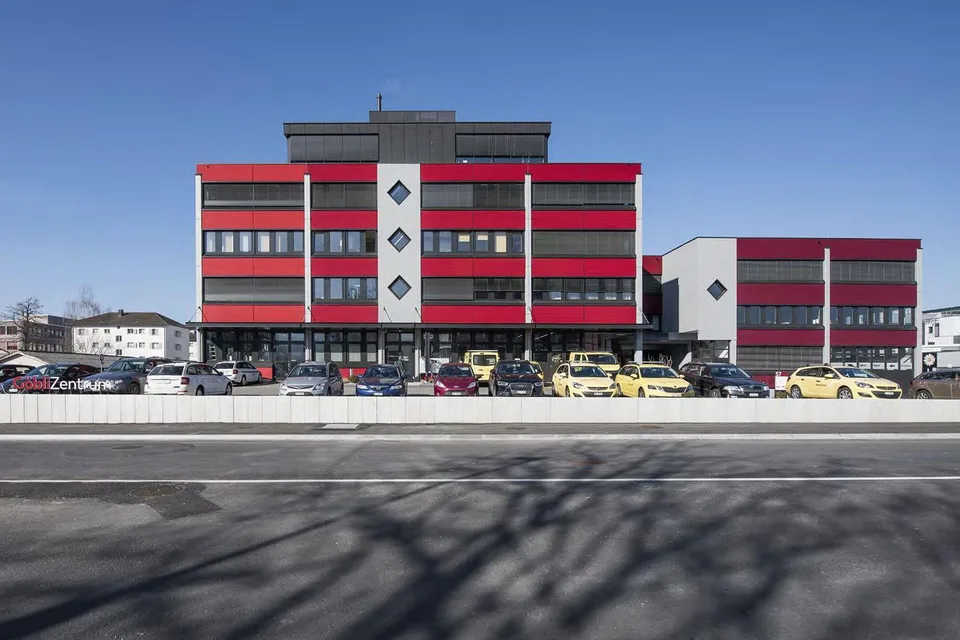 "812 m2 Gewerbe-/Bürofläche mit Warenlift und Rampen"
