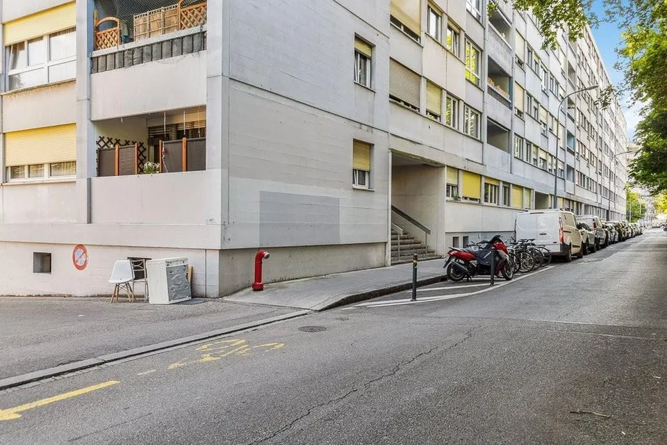 Garage avec borne de recharge pour véhicule électrique