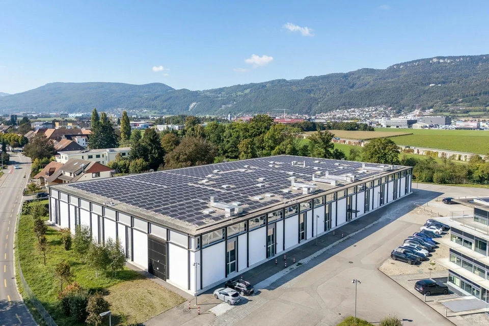 Moderne, hohe 5'000 m²-Halle mit integrierten Büros und Werkstätten...