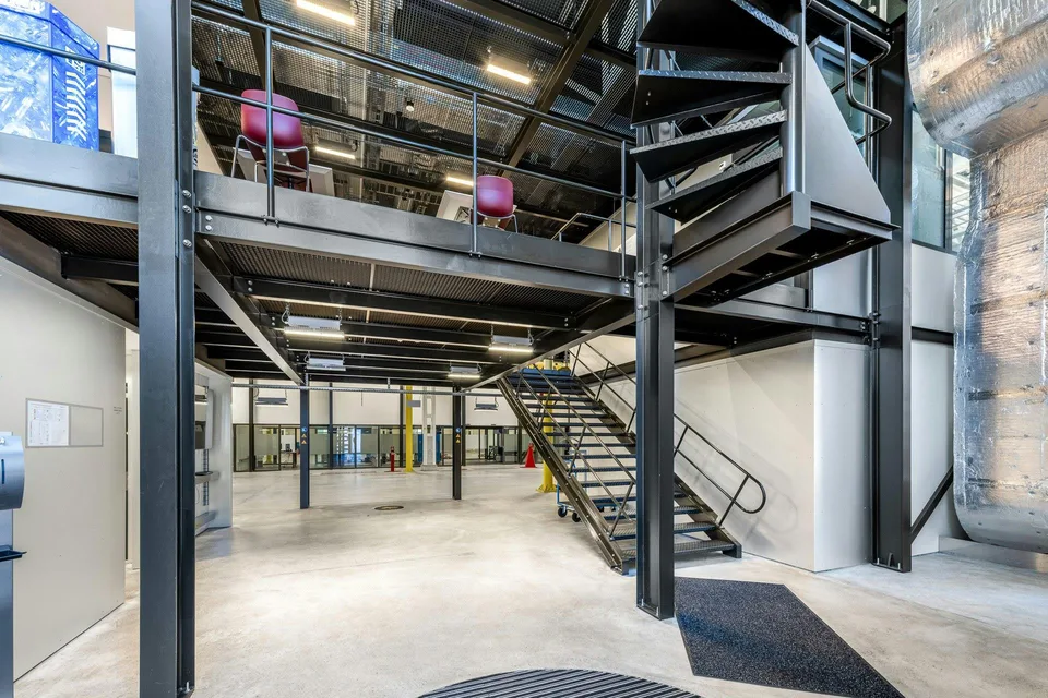 Moderne, hohe 5'000 m²-Halle mit integrierten Büros und Werkstätten... – Foto 6 von 13