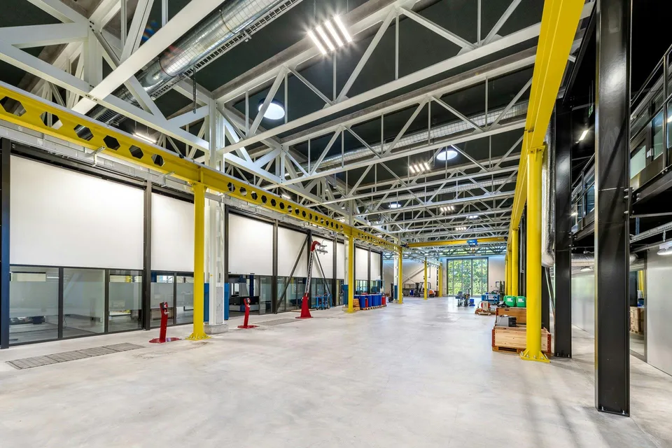 Moderne, hohe 5'000 m²-Halle mit integrierten Büros und Werkstätten... – Foto 7 von 13