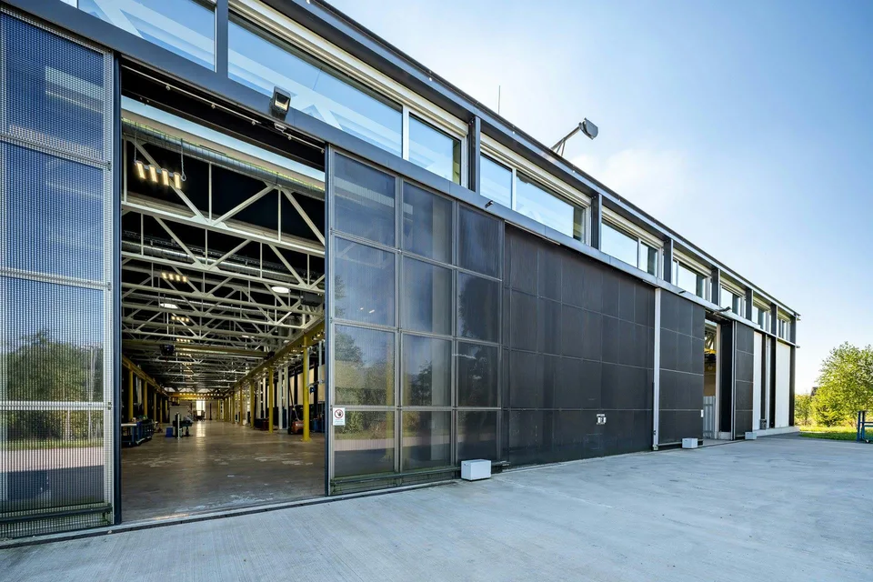 Moderne, hohe 5'000 m²-Halle mit integrierten Büros und Werkstätten...
