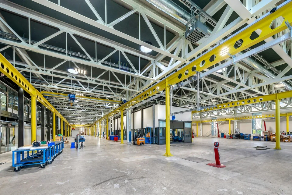 Moderne, hohe 5'000 m²-Halle mit integrierten Büros und Werkstätten... – Foto 8 von 13