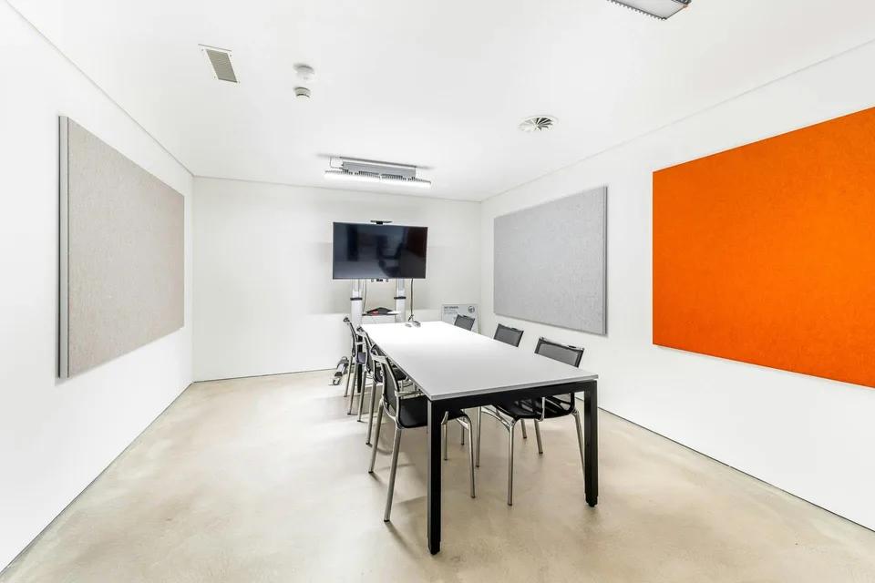 Moderne, hohe 5'000 m²-Halle mit integrierten Büros und Werkstätten... – Foto 10 von 13