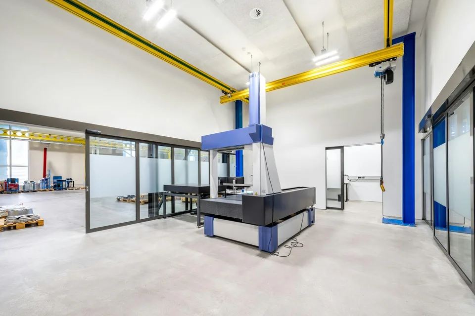 Moderne, hohe 5'000 m²-Halle mit integrierten Büros und Werkstätten... – Foto 12 von 13