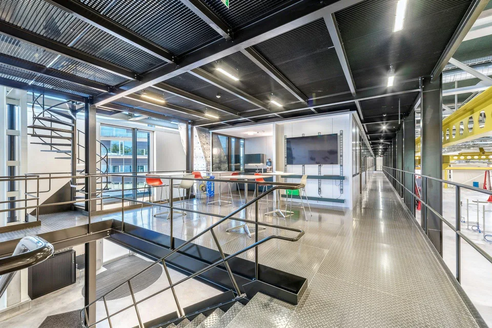 Moderne, hohe 5'000 m²-Halle mit integrierten Büros und Werkstätten... – Foto 13 von 13
