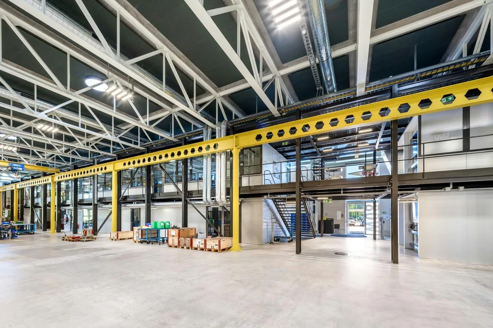Moderne, hohe 5'000 m²-Halle mit integrierten Büros und Werkstätten...