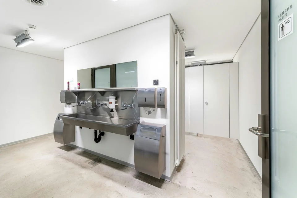 Moderne, hohe 5'000 m²-Halle mit integrierten Büros und Werkstätten... – Foto 11 von 13
