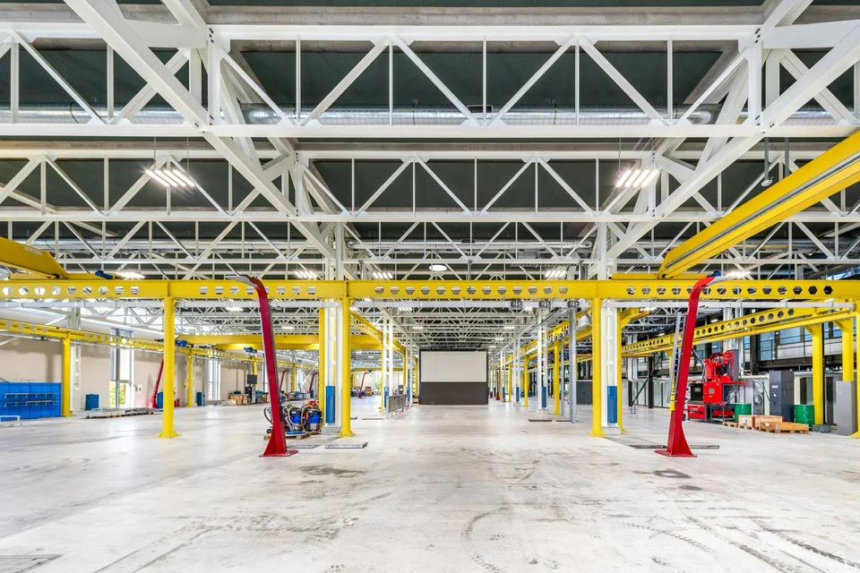 Moderne, hohe 5'000 m²-Halle mit integrierten Büros und Werkstätten... – Foto 9 von 13