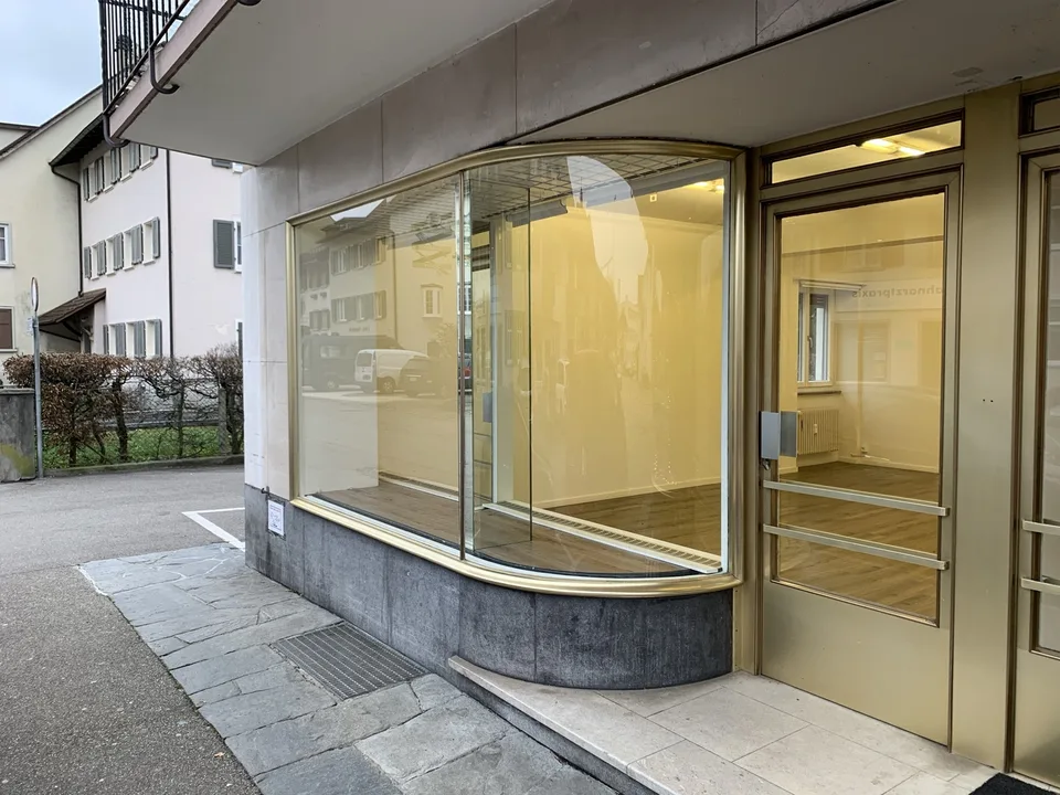 Ladenlokal mit Schaufensterfront