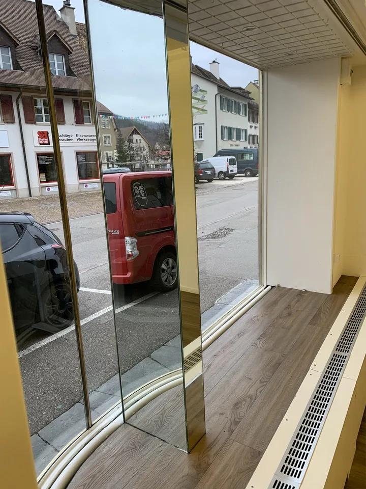 Ladenlokal mit Schaufensterfront