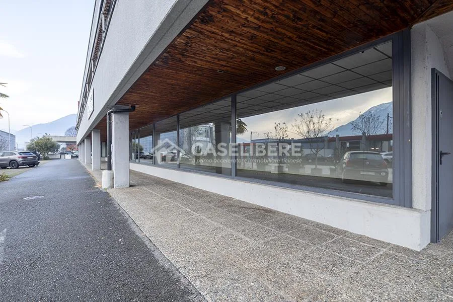 AMPIO SPAZIO COMMERCIALE CON VETRINA A RIAZZINO