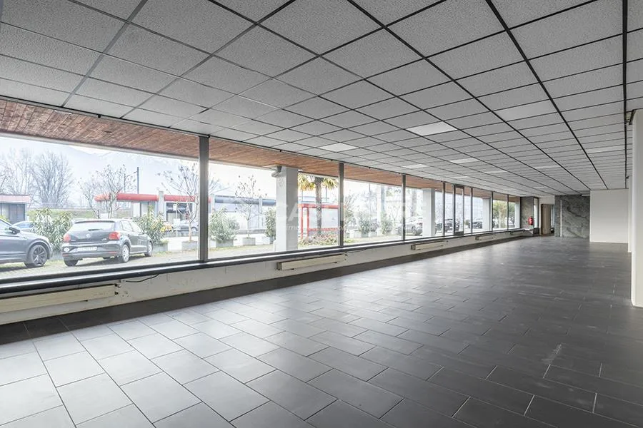 AMPIO SPAZIO COMMERCIALE CON VETRINA A RIAZZINO