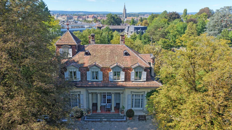 Architekturschönheit mit Parkanlage