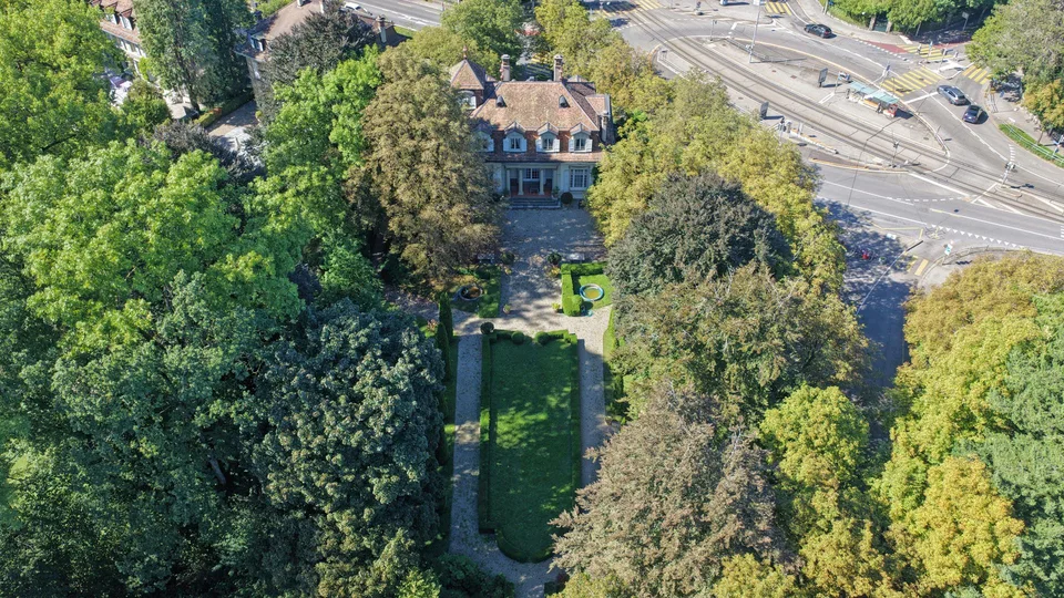 Architekturschönheit mit Parkanlage