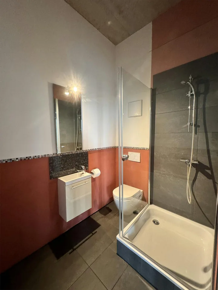Grosszügige Büroräumlichkeit mit Teeküche und Dusche zu mieten