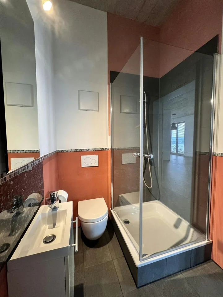 Grosszügige Büroräumlichkeit mit Teeküche und Dusche zu mieten