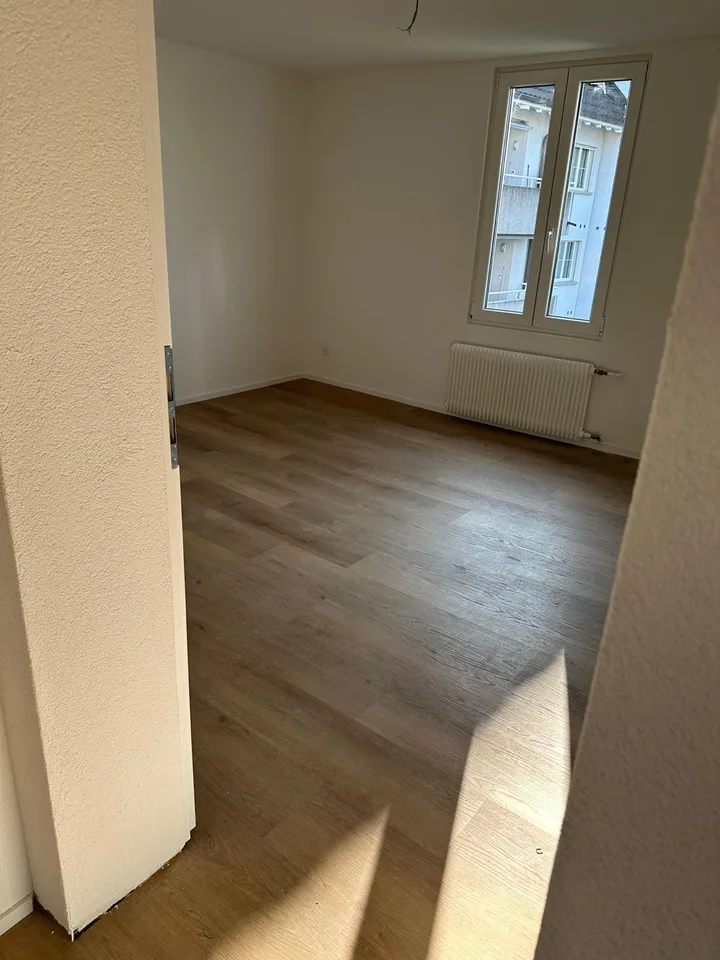 2.5 Zi. Dachwohnung mit Balkon zu vermieten, zentral gelegen