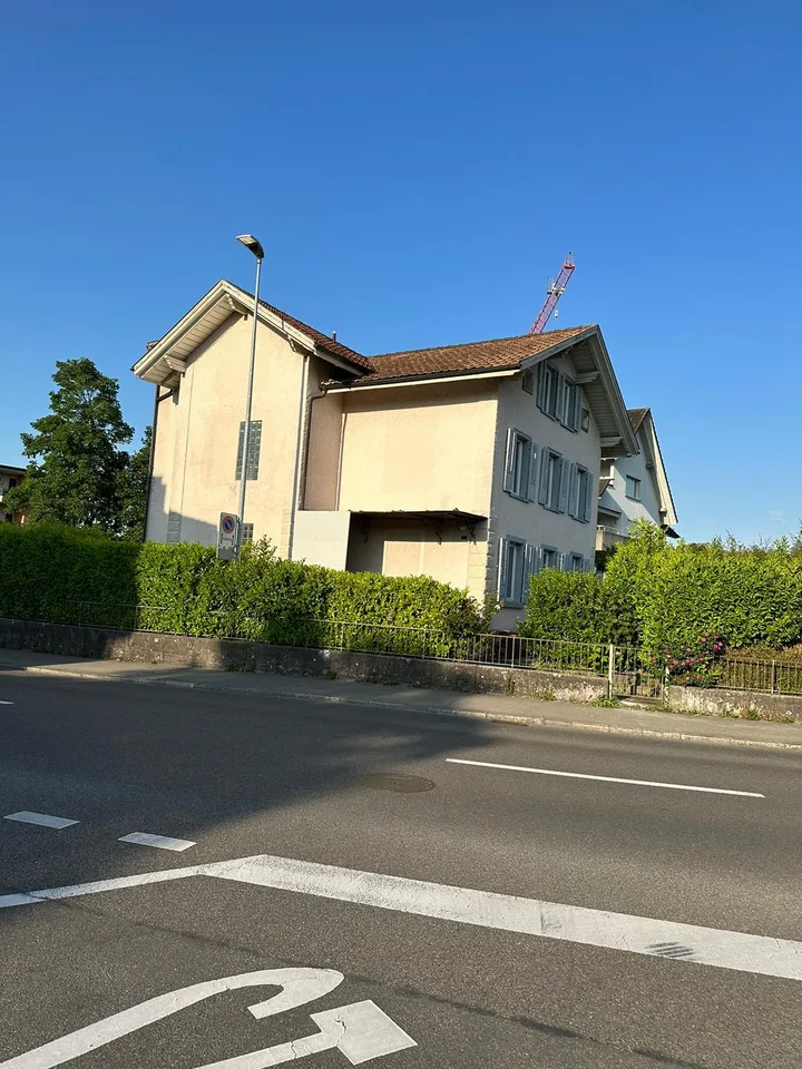 2.5 Zi. Dachwohnung mit Balkon zu vermieten, zentral gelegen