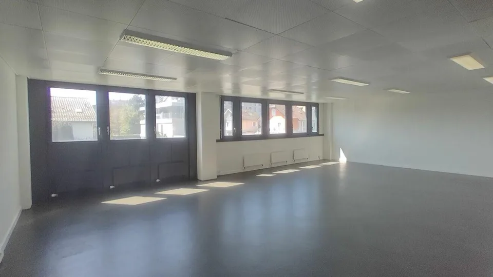 Vos locaux de 194 et 352 m2, monte-charge et quai, à louer à Lonay