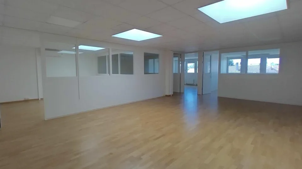Vos locaux de 194 et 352 m2, monte-charge et quai, à louer à Lonay