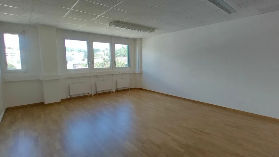 Vos locaux de 194 et 352 m2, monte-charge et quai, à louer à Lonay