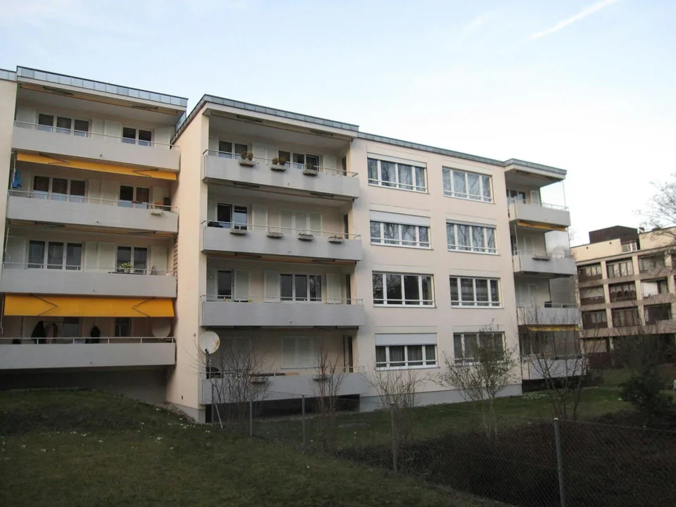 Motorrad-Abstellplatz in der Breite